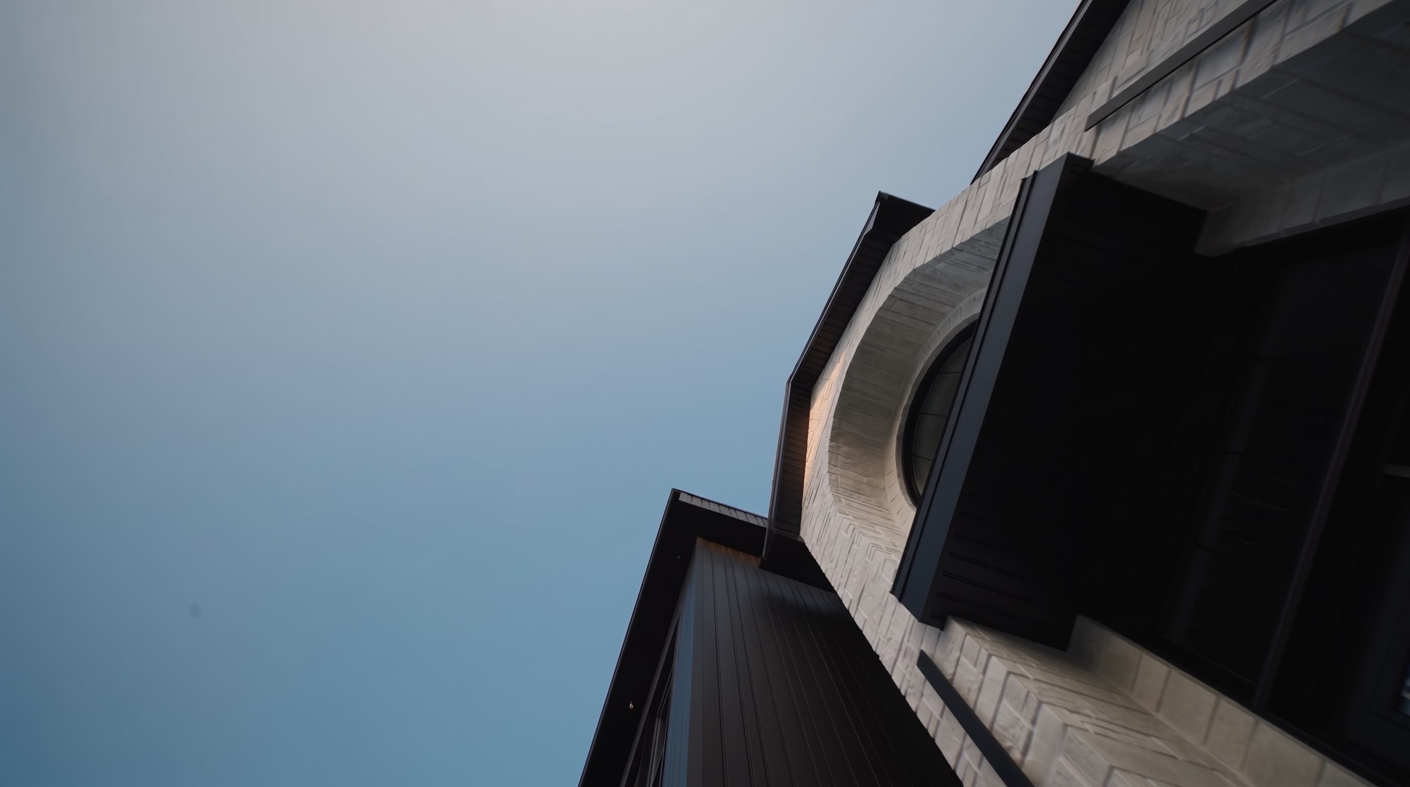 Détail de façade d'un immeuble réalisé par Nova Construction