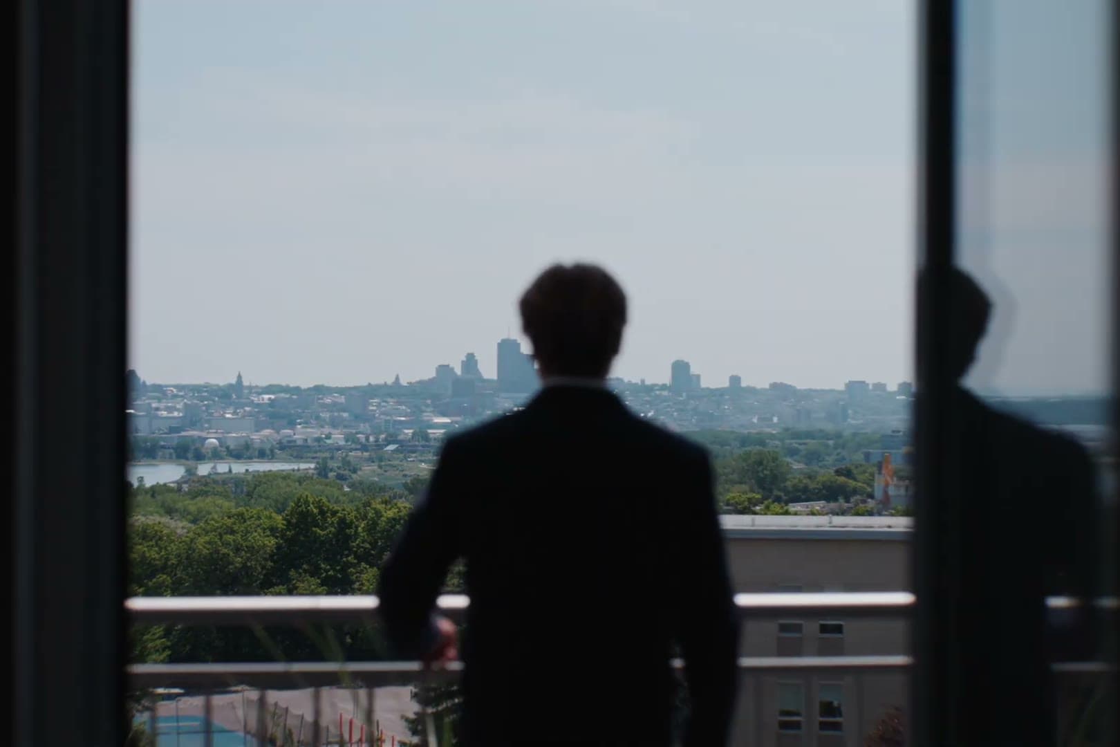Une silhouette à la fenêtre d'un logement du Quartier Divin, face à Québec